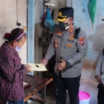 Kapolresta Sidoarjo, Kombes Pol. Kusumo Wahyu Bintoro, saat memberi bantuan untuk warga kurang mampu di wilayahnya.