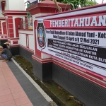 Pemkot Blitar memasang spanduk di lokasi pasar takjil. (foto:ist)