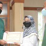 Wali Kota Probolinggo Habib Hadi Zainal Abidin memberikan insentif bagi tenaga kesehatan (nakes) Covid-19. Pemberian insentif itu diberikan secara simbolis, Sabtu (11/9/2021). (foto: ist)