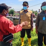 Plh. Bupati Mojokerto Didik Chusnul Yakin saat meninjau lokasi banjir dan puting beliung di Jotangan, Mojosari. (foto: ist)