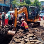 Perbaikan pipa PDAM Permuda Tugu Tirta yang berada di Jalan Ranugrati, Kota Malang. 