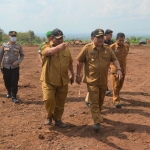 Plt Bupati Nganjuk Marhaen Djumadi saat meninjau langsung lahan yang akan digunakan untuk pembangunan permukiman warga terdampak longsor di Desa Selopuro, Rabu (25/5/2022).