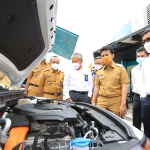 Wakil Gubernur Jatim Emil Elestianto Dardak didampingi General Manager PLN UID Jatim Nyoman S. Astawa dan Direktur SDM & Administrasi PT PJB Karyawan Aji. (foto: ist)