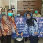 Kepala Disnakwan Lamongan Sukriyah bersama Tim Provinsi Jawa Timur usai sosialisasi kepada kelompok ternak. (foto: ist)