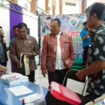 Bupati Situbondo, Dadang Wigiarto saat mengunjungi salah satu stand Bursa Inovasi Desa di Gor Serbaguna Situbondo. foto: MURSIDI/ BANGSAONLINE