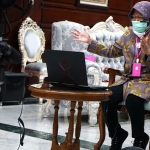 Wali Kota Risma saat menggelar sosialisasi melalui video conference (vidcon) bersama pengelola pusat perbelanjaan, Rabu (10/06). foto: ist.