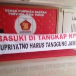 Spanduk provokatif yang berhasil diturunkan oleh Satgas diamankan di DPD Partai Gerindra Jatim. foto: DIDI ROSADI/ BANGSAONLINE