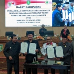 DPRD Kota Madiun dan Wali Kota Madiun menunjukkan hasil rapat yang telah di tandatangani. Foto: Hendro Suhartono/Bangsaonline.