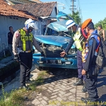 Polisi melakukan olah TKP dan memeriksa kendaraan yang terlibat laka.