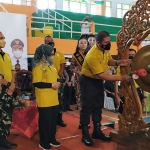 Wakapolda Jatim, Brigjen Pol Slamet Hadi Supraptoyo saat memukul gong tanda dibukanya turnamen. foto: AAN AMRULLOH/ BANGSAONLINE