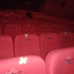Tempat duduk dalam bioskop yang diberi tanda silang untuk menjaga jarak antar pengunjung. (foto: TRIWIYOGA/ BANGSAONLINE)