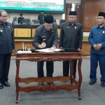 Bupati Tuban, H Fathul Huda menandatangani RAPBD 2020 disaksikan Wabup dan Pimpinan DPRD.