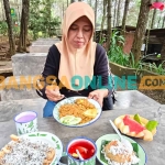 Pengunjung saat menikmati tiwul goreng di Hutan Pinus Plapar. Foto: MUJI HARJITA/BANGSAONLINE