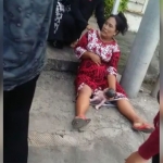 Wanita ini memegangi bayi yang baru brojol sendiri dari kandungannya, di pinggir jalan KH Wahid Hasyim Sampang.