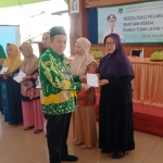 Wakil Bupati Pasuruan Mujib Imron saat menyerahkan bantuan bedah RTLH secara simbolis di Kantor Kecamatan Bangil, Kamis (8/6/2023).