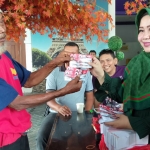 Lisdyarita saat membagikan kupon tiket gratis kepada warga Ponorogo.