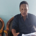 Gatot, Wakil Ketua BPD Kebonsari saat mengadu ke Balai Wartawan Lamongan.