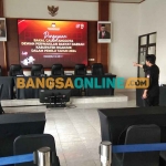 Komisioner KPU Nganjuk, Nanang Wahyudi, saat menunjukkan ruang pendaftaran yang masih kosong. Foto: BAMBANG DWI JULIANTO/BANGSAONLINE