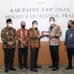 Bupati Lamongan Yuhronur usai penandatanganan MoU dengan Bank Mandiri.