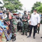 (Dari kanan) Wakapolres Kediri Kota Kompol Wachid Arifaini, Wali Kota Kediri Abdullah Abu Bakar (baju putih), Komandan Korem 082/CPYJ Kolonel Inf Dariyanto, dan Komandan Kodim 0809/Kediri Letkol Kav. Dwi Agung Sutrisno saat membagikan masker kepada tukang becak. (foto: ist)