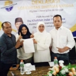 Alumni Unair yang tergabung dalam Komunitas Dharmawangsa mendeklarasikan dukungan kepada Khofifah di Pilgub Jatim. foto: DIDI ROSADI/ BANGSAONLINE