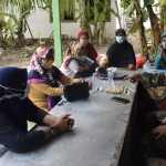 Babinsa Sidomulyo Koramil 0811/01 Tuban, Serda Zaenal Abidin, saat mensosialisasikan vaksinasi kepada warga binannya di warung kopi.