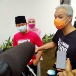 Ganjar Pranowo dan Cabup Arifin saat berada di Posko Pemenangan Ipin-Syah Trenggalek. foto: HERMAN/ BANGSAONLINE