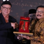 Dr Soekarwo menerima penghargaan IAA 2018 kategori  provinsi  pelayanan publik predikat platinum yang diberikan oleh Mendagri. foto: ist