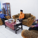Kepala Dinas Kominfo Kota Kediri, Apip Permana (kiri) saat menerima Ketua Bawaslu Kota Kediri, Mansur, S.T. (tengah) di ruangannya. foto: ist.