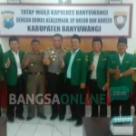 Kapolres bersama anggota Banser foto bersama.