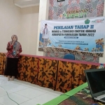 Paparan perwakilan diskominfo dalam lomba inovasi dan teknologi yang diadakan Bappeda Kabupaten Pamekasan. 
