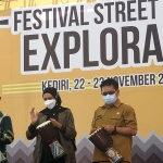 Ketua TP PKK Kota Kediri, Ferry Silviana Abu Bakar (tengah), saat membuka Festival Street Food Explorasa. Foto: Ist