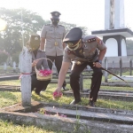 Kapolres Kediri AKBP Lukman Cahyono saat melakukan tabur bunga di makam salah satu pahlawan di Taman Makam Pahlawan di Kecamatan Pare, Kabupaten Kediri. foto: ist. 