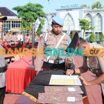 Kapolres Gresik, AKBP Adhitya Panji Anom, saat melakukan sertijab PJU dan kopolsek. Foto: SYUHUD/BANGSAONLINE.
