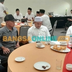 Anggota DPD RI, La Nyalla Mattalitti, saat bertemu petani tambak di acara Kadin Sidoarjo. Foto: MUSTAIN/BANGSAONLINE