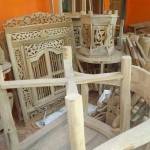 KUWALAHAN. Perajin souvenir kayu jati di Bojonegoro kuwalahan penuhi pesanan pada saat Bulan Suci Ramadan ini. Foto: Eky Nurhadi/BANGSAONLINE