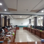 Audiensi Komisi I DPRD Kabupaten Pasuruan dengan aliansi poros tengah