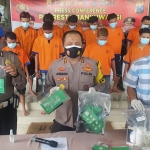 Kapolresta Banyuwangi Kombes Pol. Arman Asmara Syarifuddin, S.I.K., menunjukkan tersangka dan barang bukti. (foto: ist)