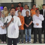 Helmy Boemiya dari Pusat Studi Pancasila dan Konstitusi Fakultas Hukum UTM saat membacakan peryataan sikap.