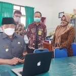 VIRTUAL: Pj Bupati Hudiyono melihat sistem pembelajaran daring, di SMPN 1 Sidoarjo, Kamis (21/1). foto: istimewa