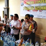 Kapolres Kediri Kota AKBP Anthon Hariyadi bersama barang bukti saat gelar press rilis. foto: ARIF K/ BANGSAONLINE