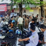 Petugas Satpol PP Kota Mojokerto saat merazia pelajar SMA bolos sekolah.