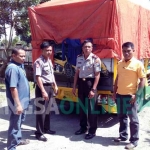Truk bermuatan kayu jati yang diduga hasil curian saat diamankan petugas. foto: AKINA/ BANGSAONLINE