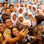 Gubernur Khofifah usai memberikan Kuliah Umum Pengenalan Kehidupan Kampus bagi Mahasiswa Baru (PKKMB) yang dilaksanakan di Auditorium G.P.H. Haryo Mataram, SH, Universitas Sebelas Maret, Solo, Jawa Tengah. foto: ist