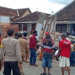 Proses evakuasi korban. (foto: ist)