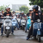 Kapolres Ngawi, AKBP Dwiasi Wiyatputera, saat touring vespa bersama para personel.