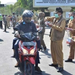 Bupati Sambari bersama para ASN ketika bagi-bagi masker gratis. foto: SYUHUD/ BANGSAONLINE