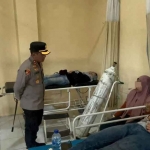 Kapolres Probolinggo saat berkunjung ke korban kecelakaan maut di rumah sakit.