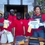 Tersangka bersama barang bukti didampingi Kasatreskrim Polrestabes Surabaya, AKBP Takdir Mattanete (dua dari kanan). foto: rusmiyanto/BANGSAONLINE