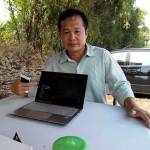 Kan Eddy menunjukkan video percobaan pungli BPTPM. Foto:yudi eko purnomo/BANGSAONLINE